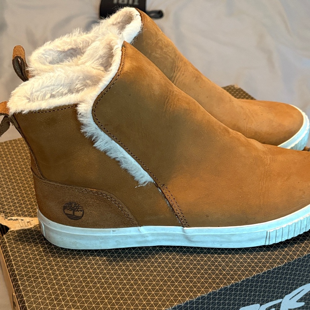 Timberland Tan Suede Faux-Fur Lined Ankle Booties